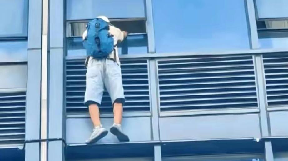 浙江宁波，凌晨2点多，9楼的男子应酬回家，发现家中一片狼藉，窗户打开，他冲到窗户