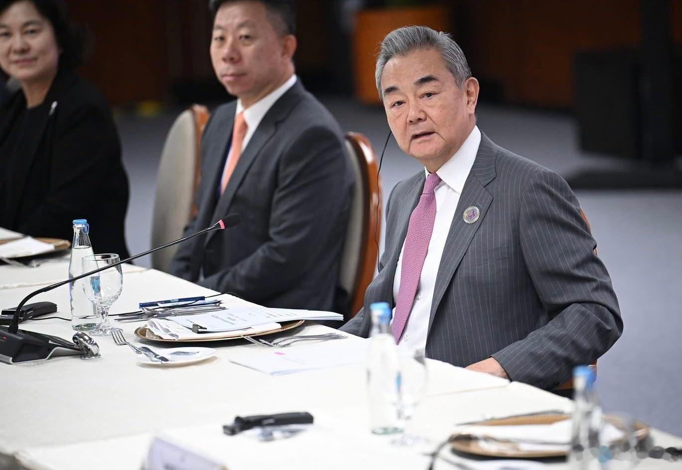 可以说，这一次中国在吉尔吉斯斯坦受到了热烈欢迎。在参加上合组织外长会前，白俄罗斯