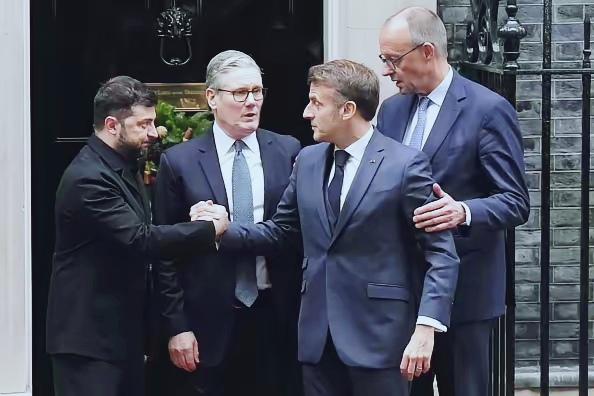 泽连斯基并非被逼至无路可退！近日美国总统特朗普与英法德三国领导人的通话中，呼吁欧