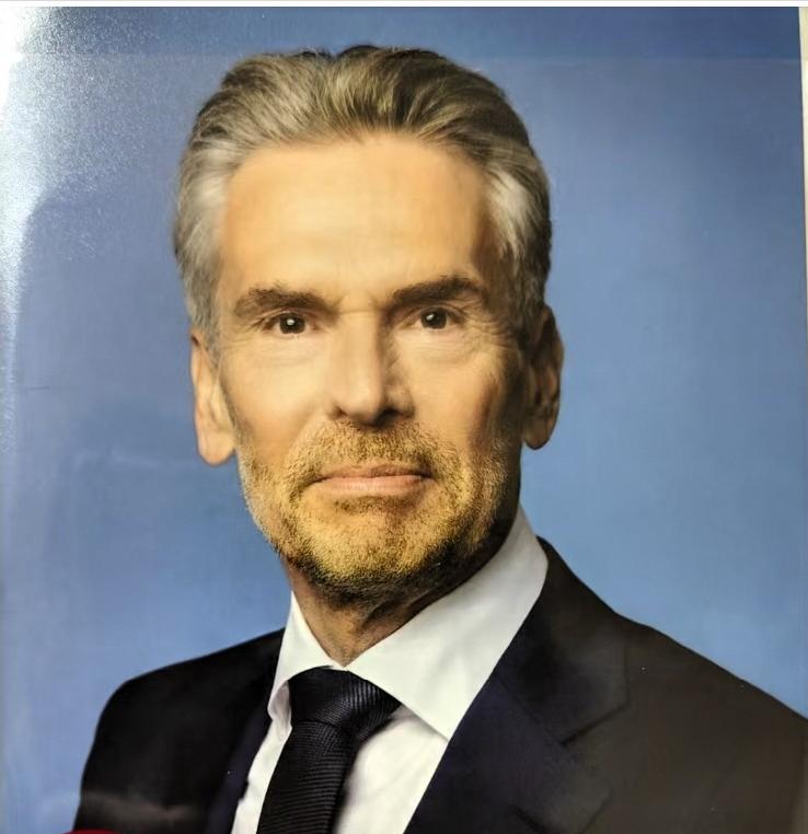 *近几日荷兰光刻机巨头ASML出来放话了。说在美国封锁下，中企现在想买到EUV光