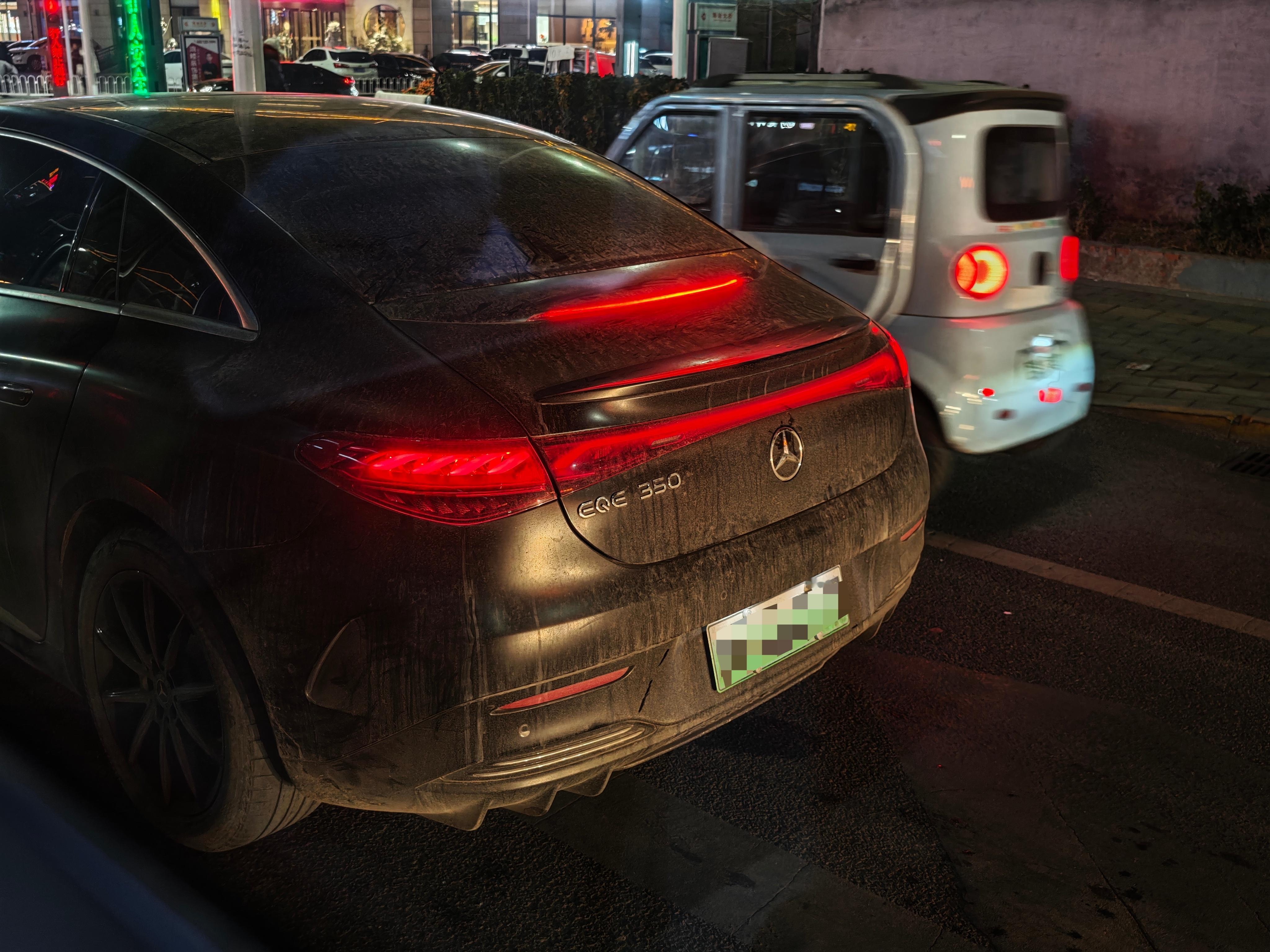 奔驰EQE真是稀客中的稀客了，对它的最大印象是电耗低、续航扎实，然后就是所谓的O