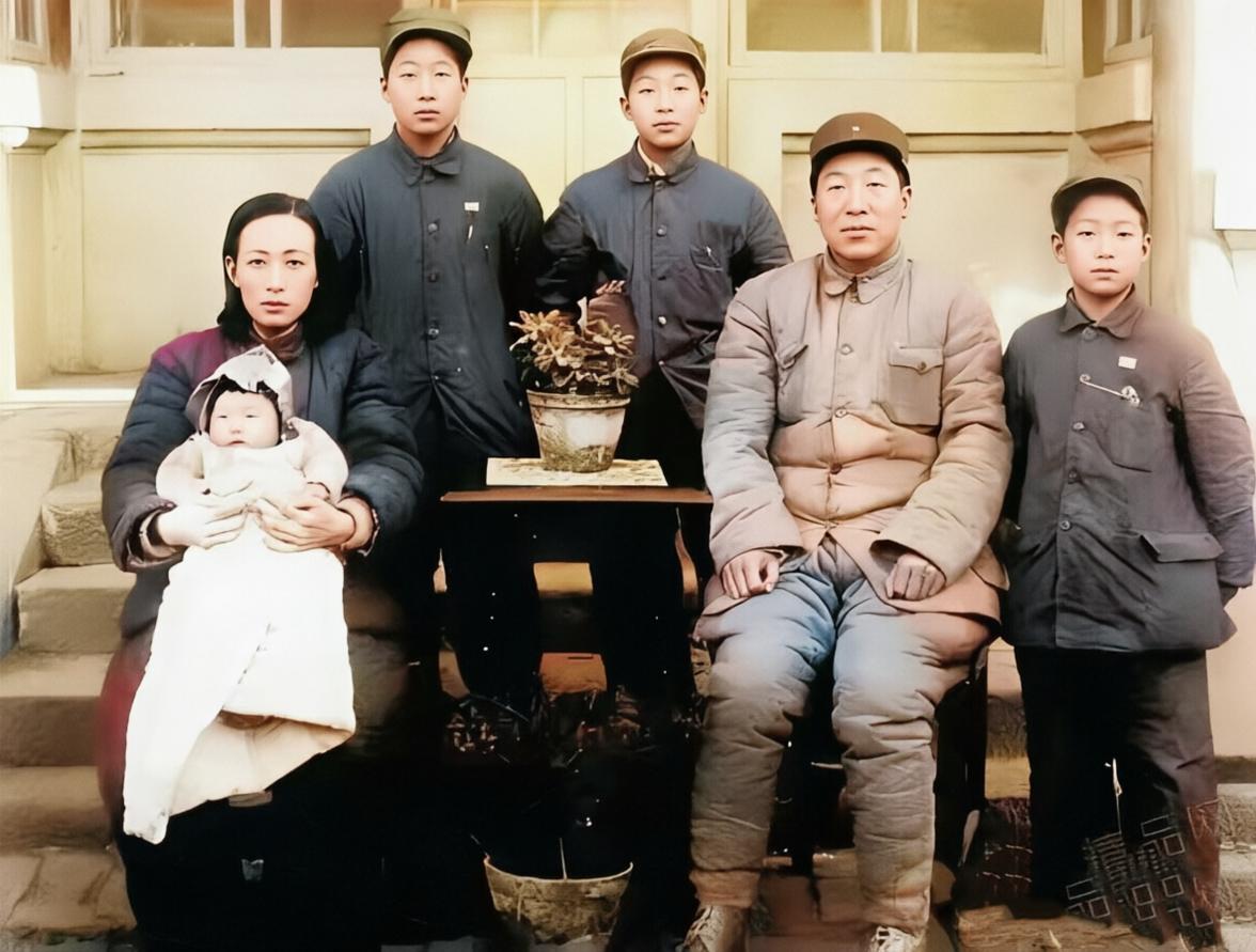 这张拍摄于 1948 年的珍贵老照片，定格了李运昌将军一家在承德难得的团圆瞬间。