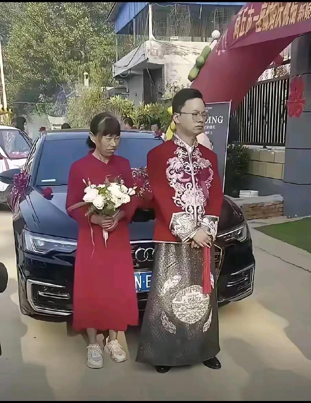 看到这对新婚夫妇结婚现场的照片您会有何感想？
 
有网友调侃：女大三抱金砖，这简