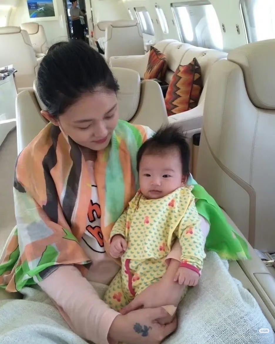 我感觉她很爱孩子，从她写的育儿书上能看出她对女儿很宝贝，就是有些糊涂，可能也是有