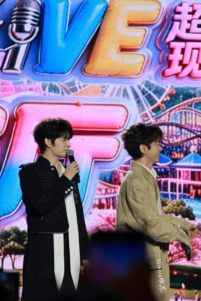 张远把张栋梁夸害羞了张远把张栋梁夸脸红了 张远这嘴也太会了，从颜值夸到状态，一连