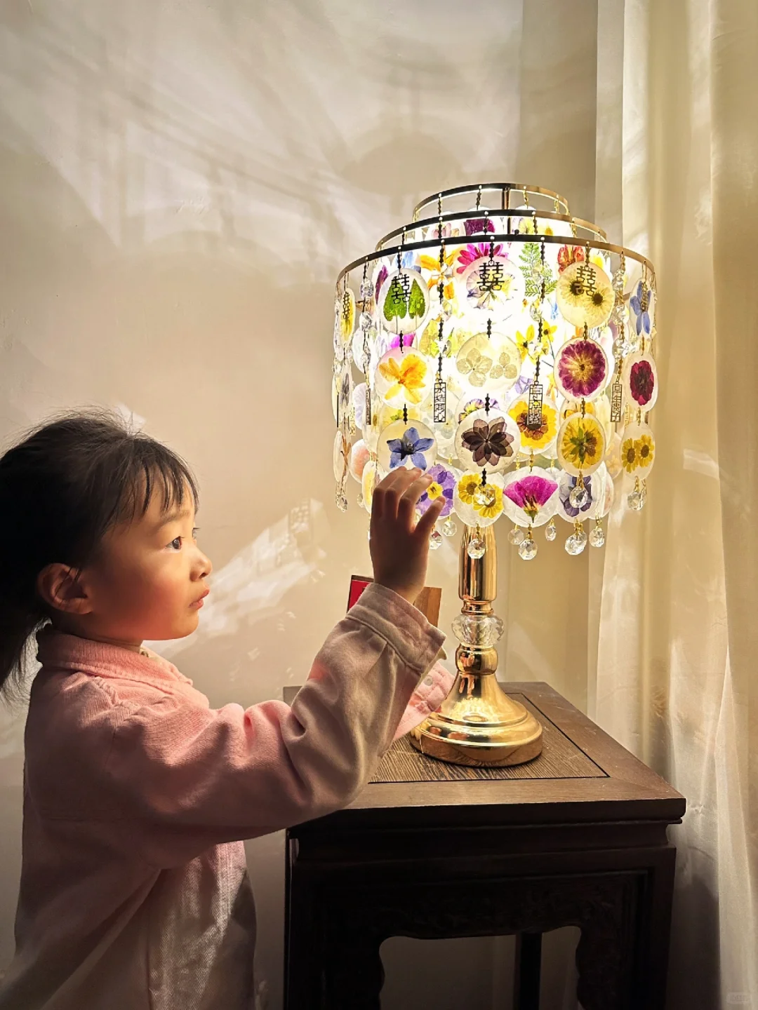 手作贝壳压花台灯做好了，小朋友舍不得送了
