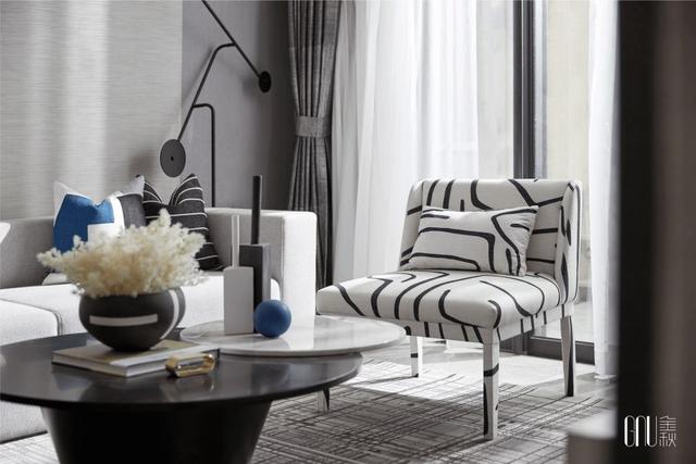 95㎡现代，高级灰空间，以黑白配与蓝色装点，营造安静优雅感