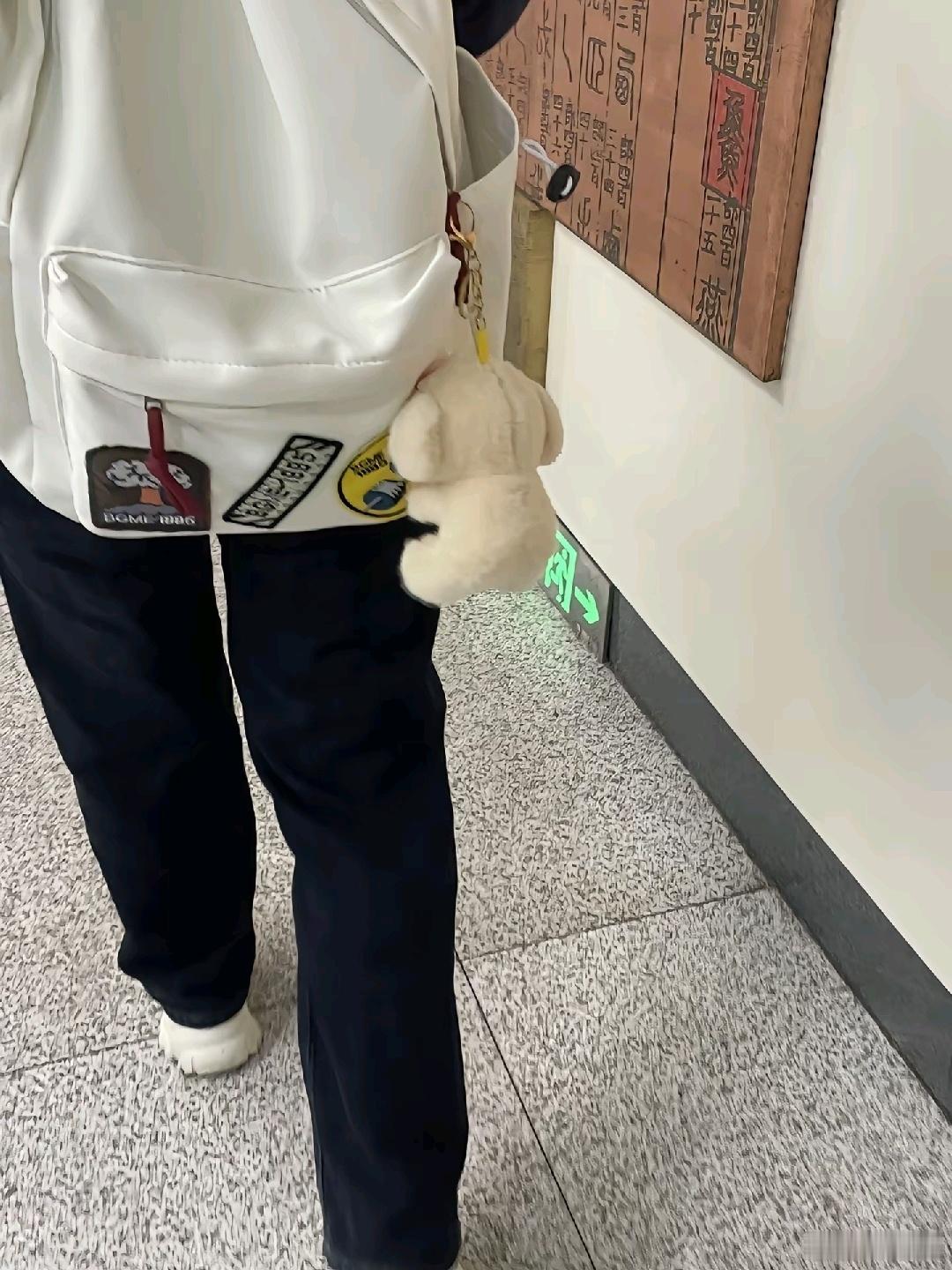 大家都在很努力的扮演一个大人