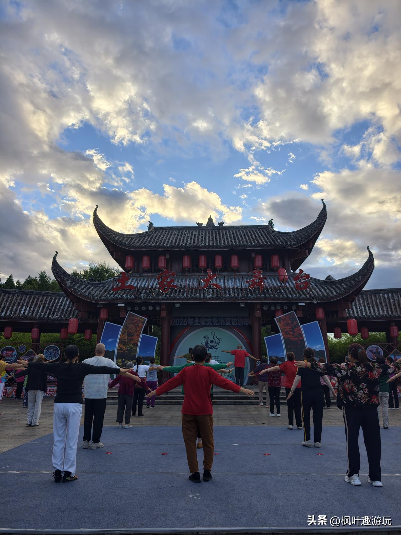 黄水体育公园，30万避暑人的乐园。
    黄水体育公育是三十万避暑人员最熟悉的