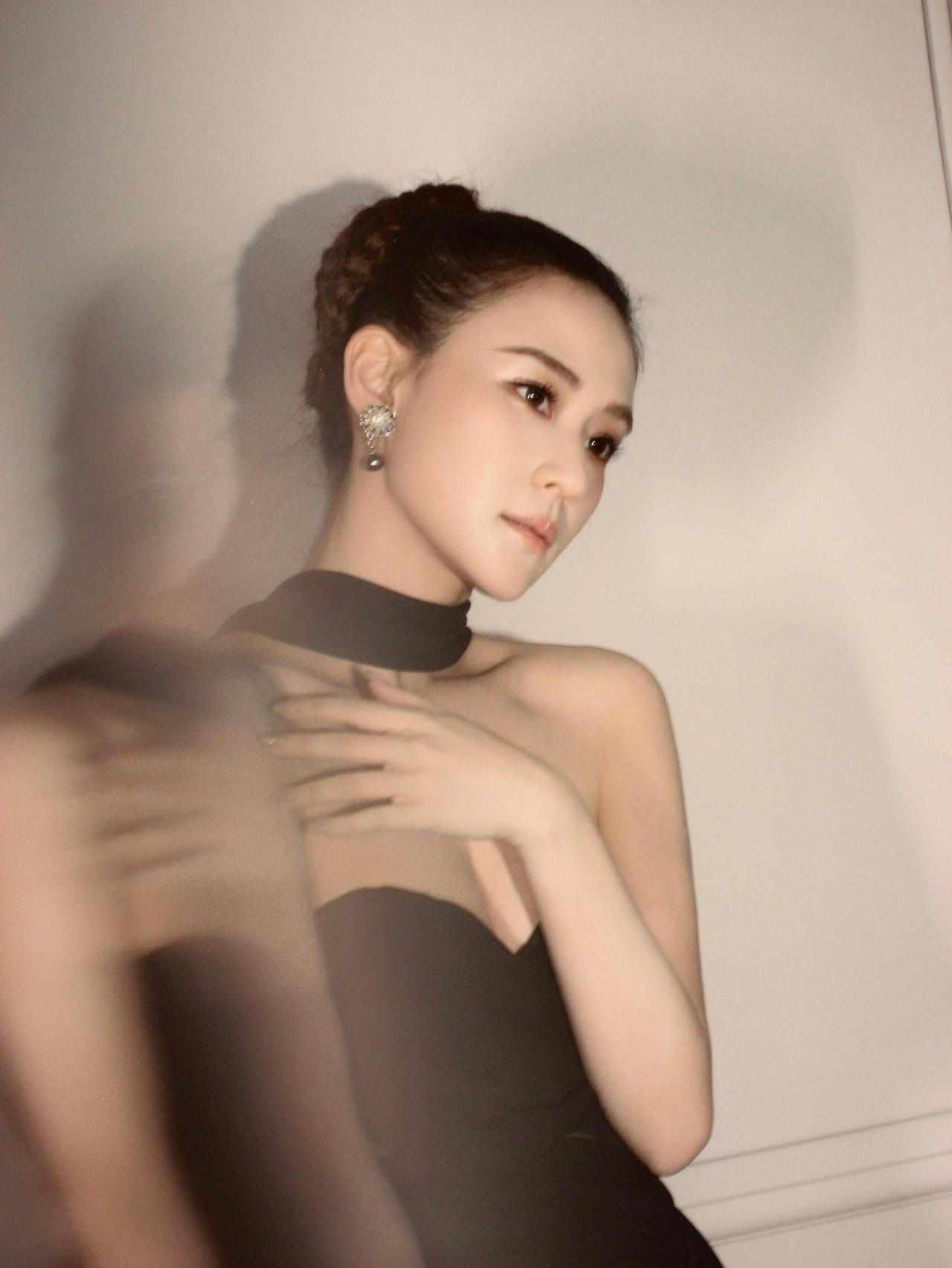 何超莲为何钟情尊界S800?答案藏在高端圈层的审美共识里
赌王千金何超莲在澳门的