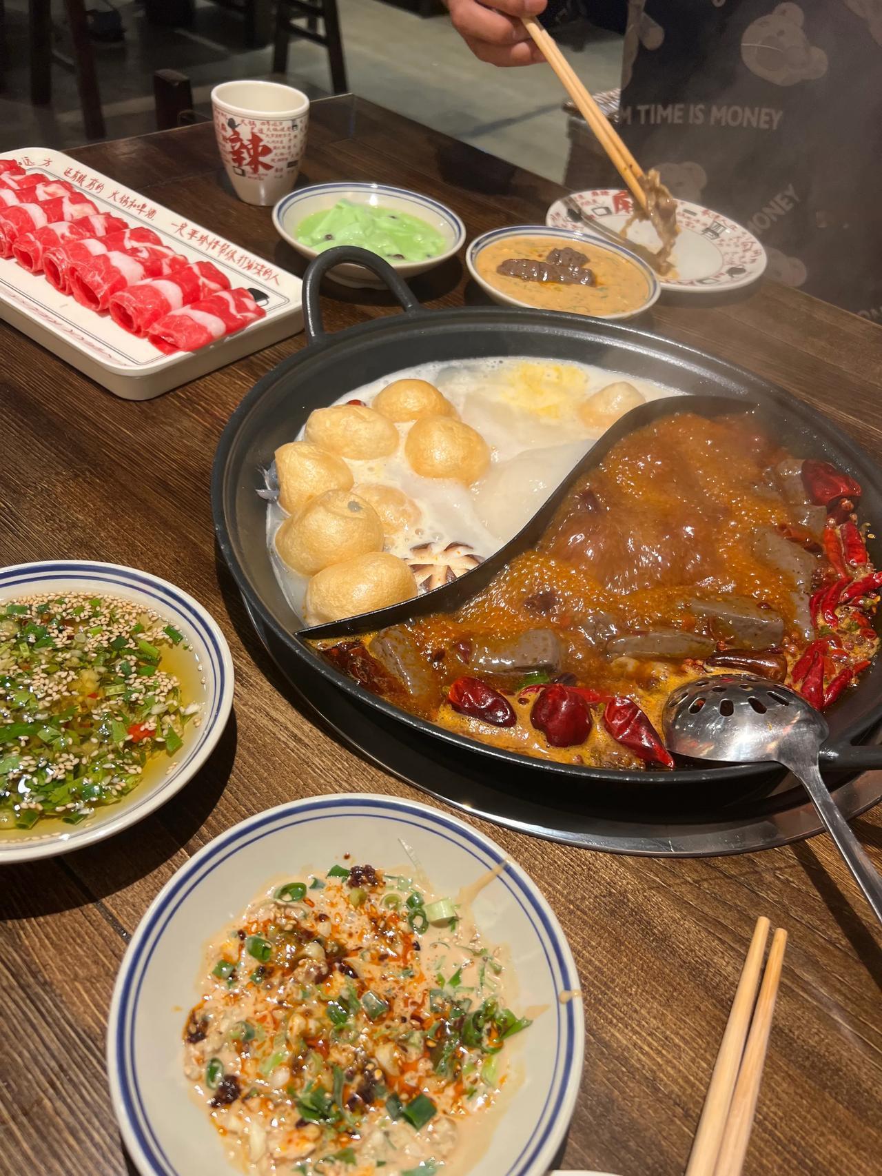 #秋日生活记录#拔牙后第一顿辣火锅，吃完以后另一边智齿又发炎了，估计一周左右又要
