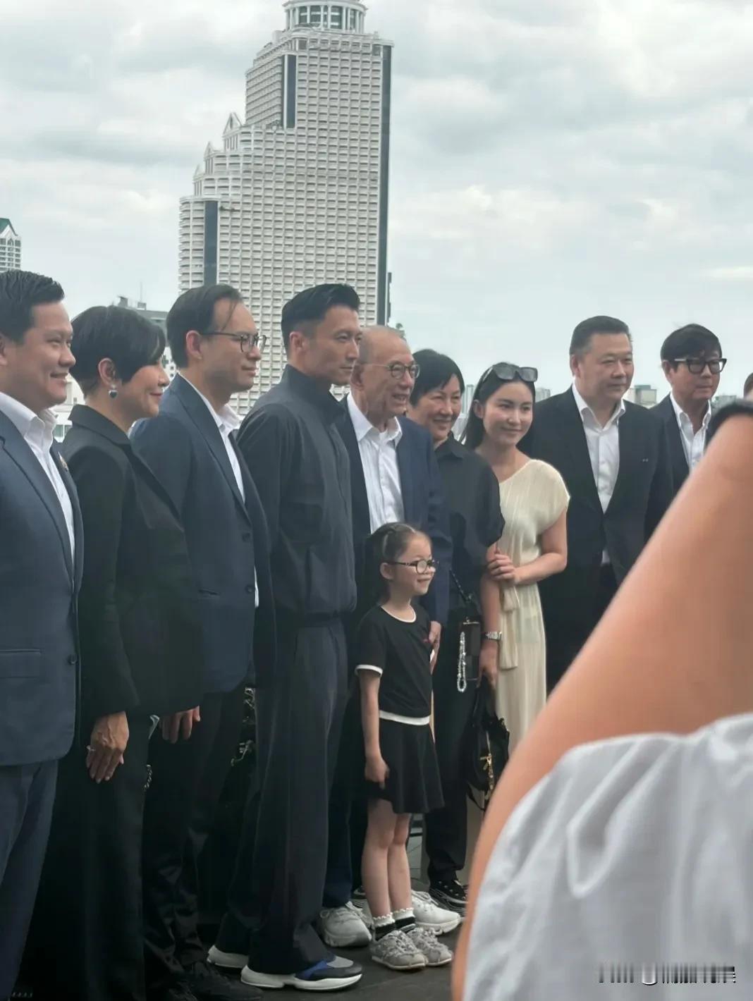 谢霆锋和老板杨受成夫妻俩现身泰国曼谷，生图看着确实年轻，而且个子一点也没有网友口