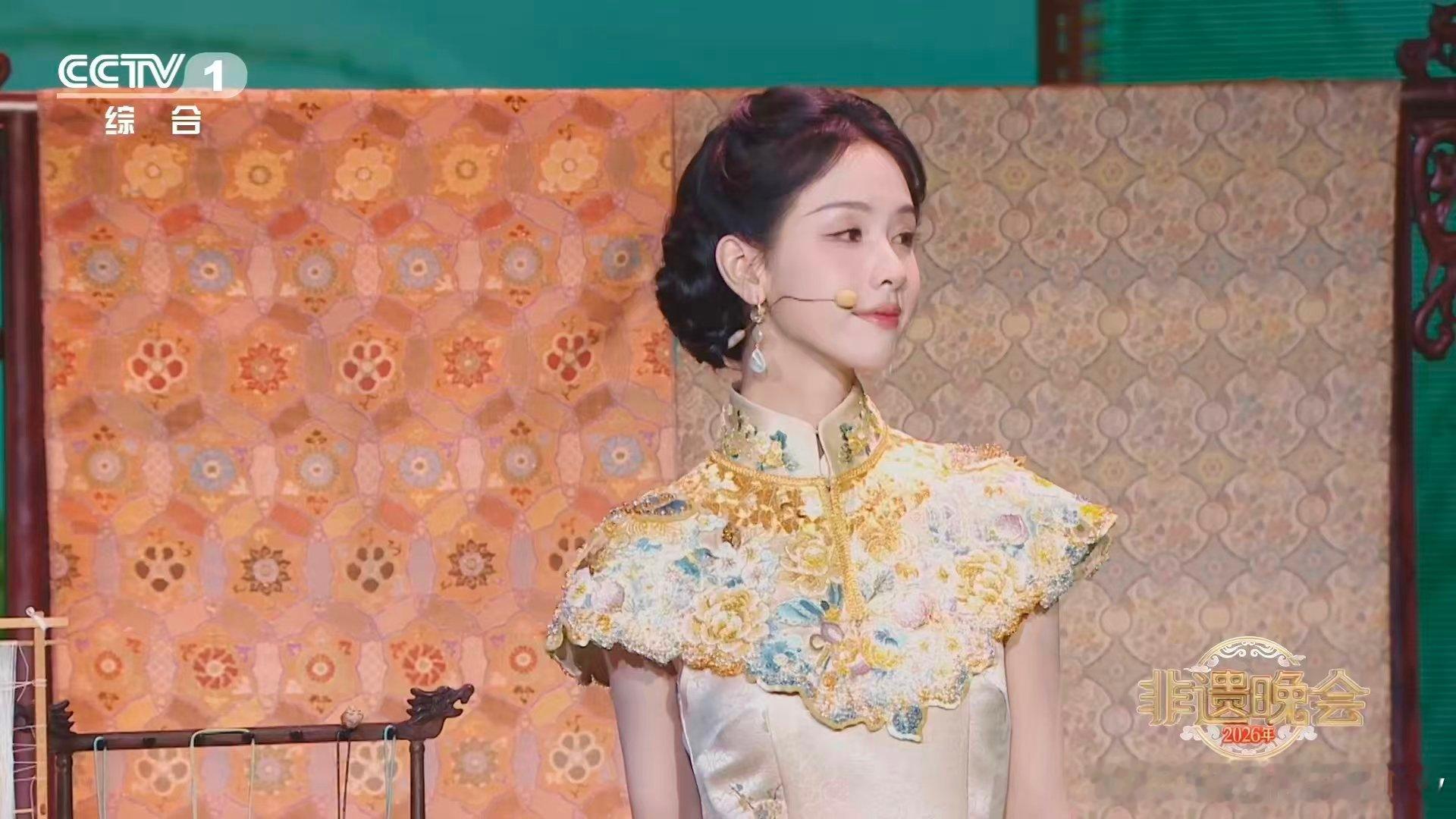 2000多小时织就的云锦旗袍有多美云锦旗袍的精致藏在针脚之间，两千多小时的细致制