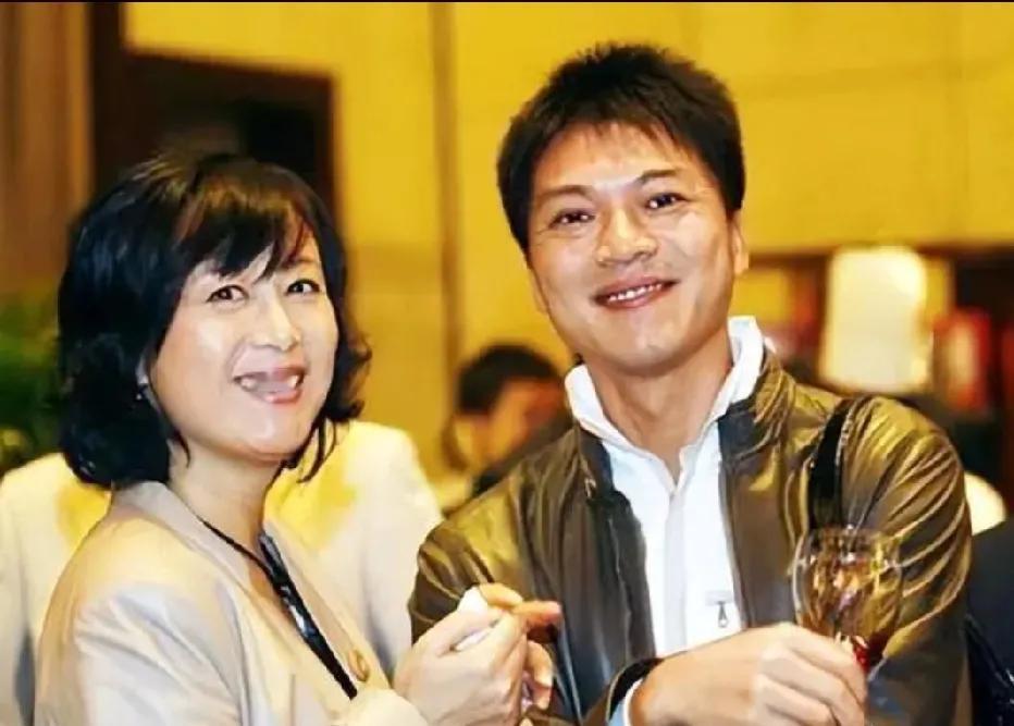 多幸福的一对。妻子的美充满古典韵味，丈夫的帅散发阳刚魅力。两位跨界名人组成的家庭