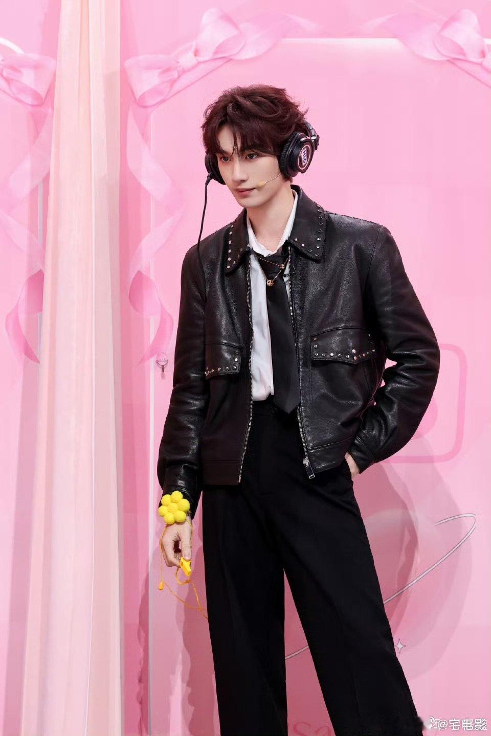 丁程鑫丁程鑫化妆技术战绩可查你好星期六 好六丁程鑫化妆名场面，张颜齐脏颜齐上线，