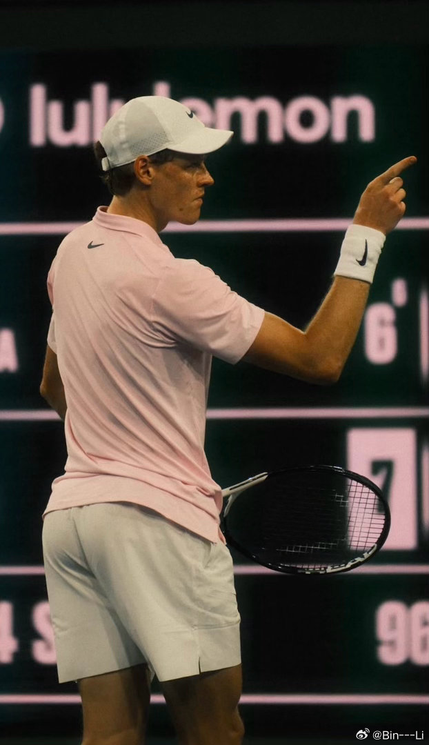 辛纳阳光双冠迈阿密男单决赛，历经雨水两次推迟后，辛纳最终两个6-4完胜莱赫卡，重