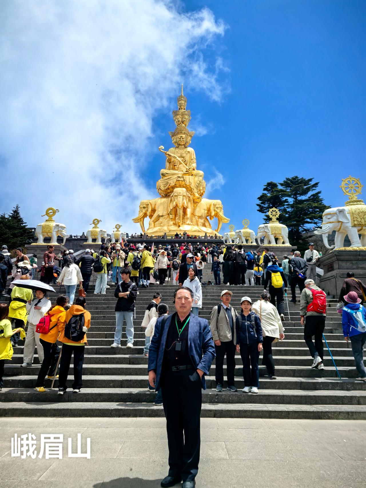 今日登临老君山金顶，这是四十五天里我踏访的第六处名山胜迹：4月17日峨眉山、4月