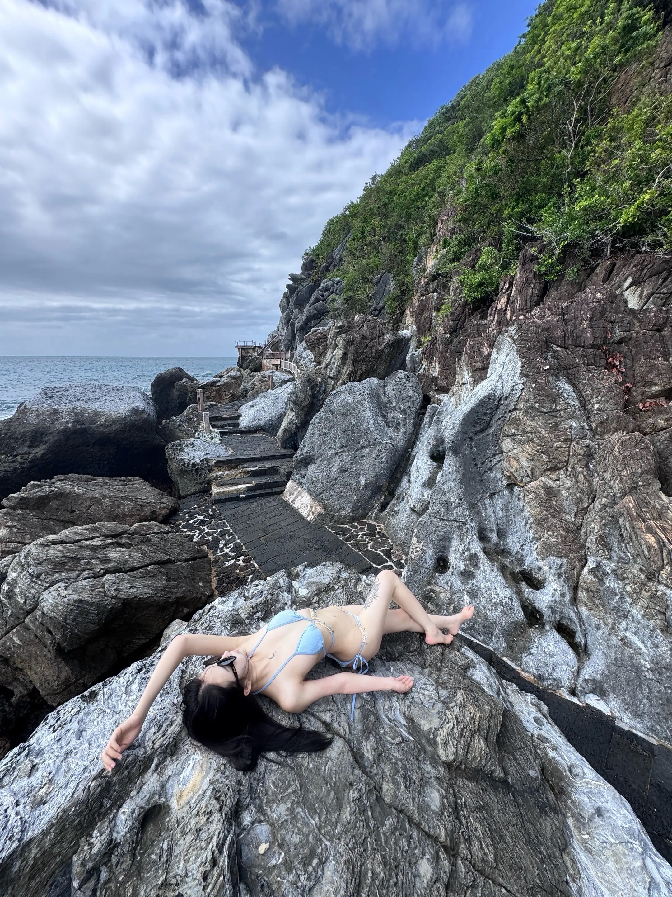 在20多岁痛哭算什么呢 又不是抱着孩子和看着无能的老公哭 出去旅游哄哄自己得了海