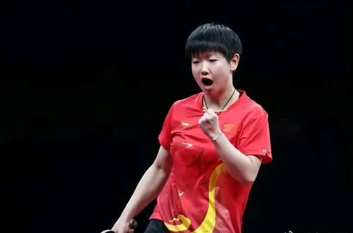 孙颖莎比赛后庆祝的样子真是又美又飒。这怒吼的表情，紧紧攥着的小拳头。有一种舍我其