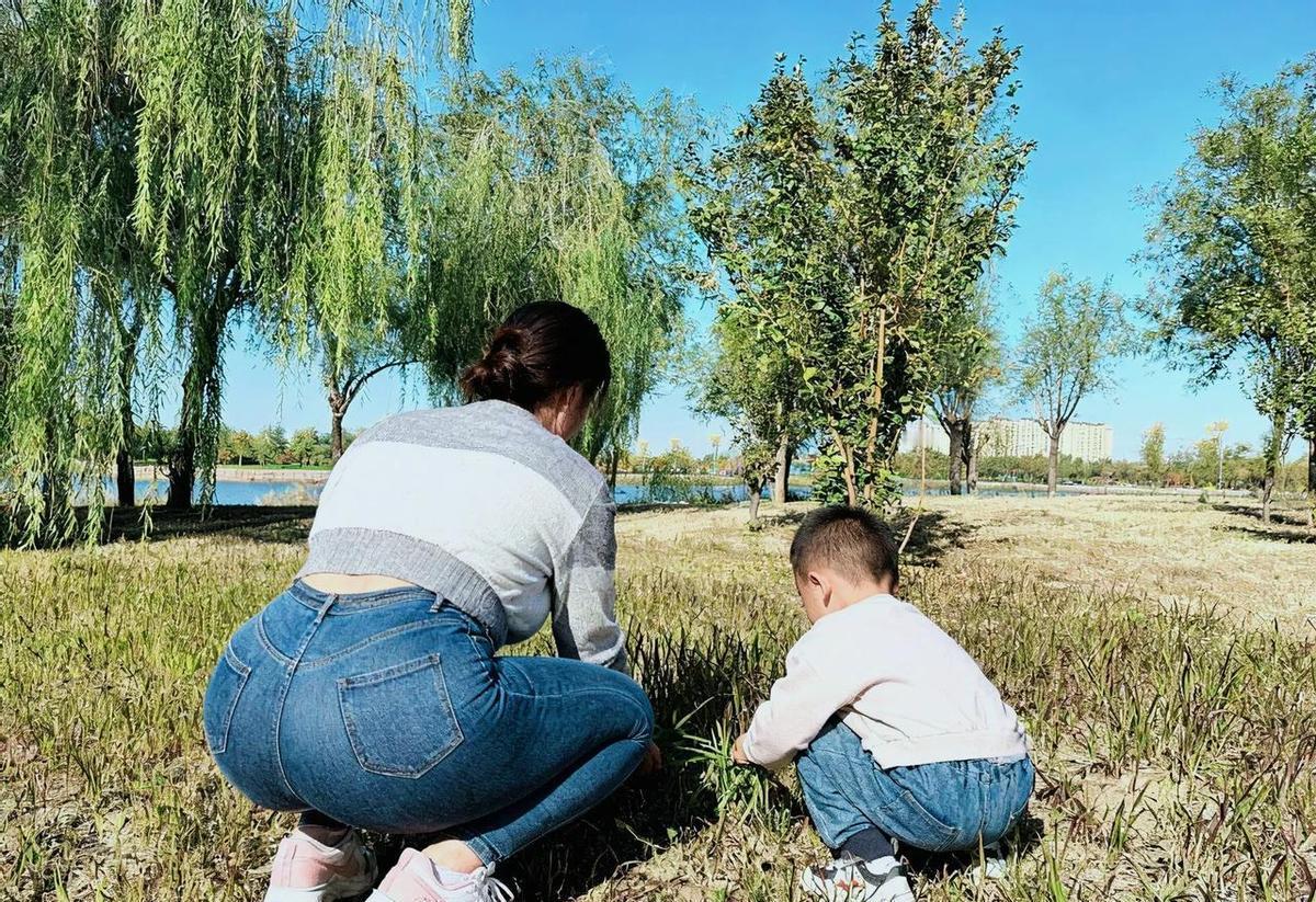 爷爷奶奶带娃，天一亮就往外赶，说“别窝屋里”。
爸妈带娃，手机一掏，娃就安静了。