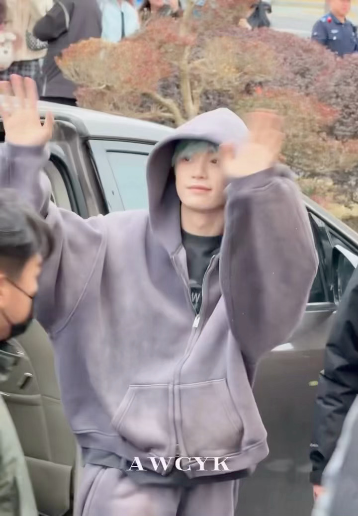 梓渝南京演唱会圆满结束后回家啦！今天这件灰色卫衣太好看了，青春男大扑面而来，走路