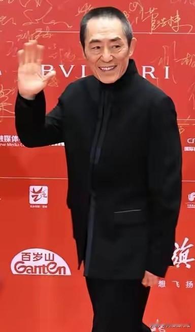 74岁张艺谋，把北京700平的别墅抵押了。换回3000万现金。加上其他积蓄，他个