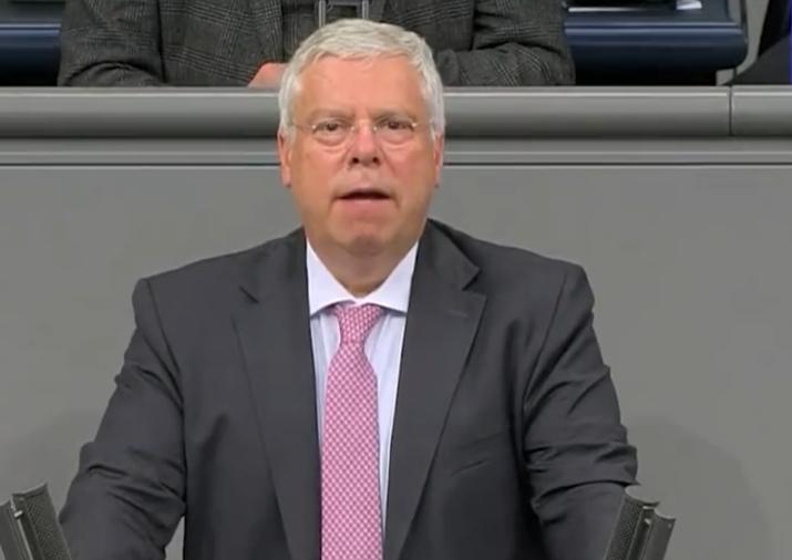 正面钢不过特朗普

德国开始“剑走偏锋”了！

就在1月17号，德国总理默茨的亲