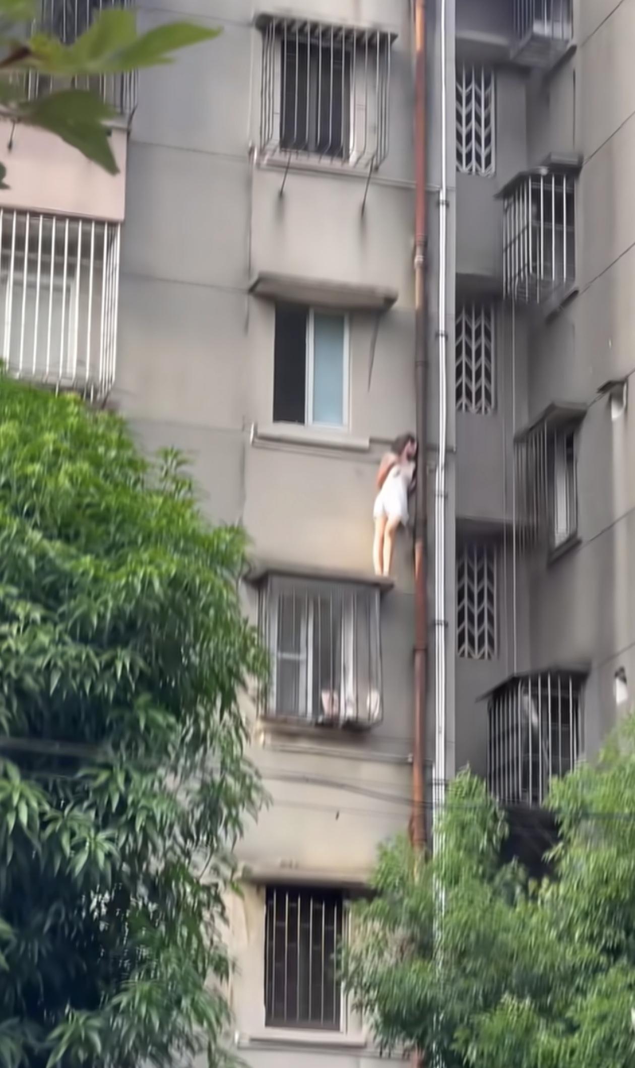 这是谁家的老婆
七夕节竟然看到这一幕 这是啥情况呀