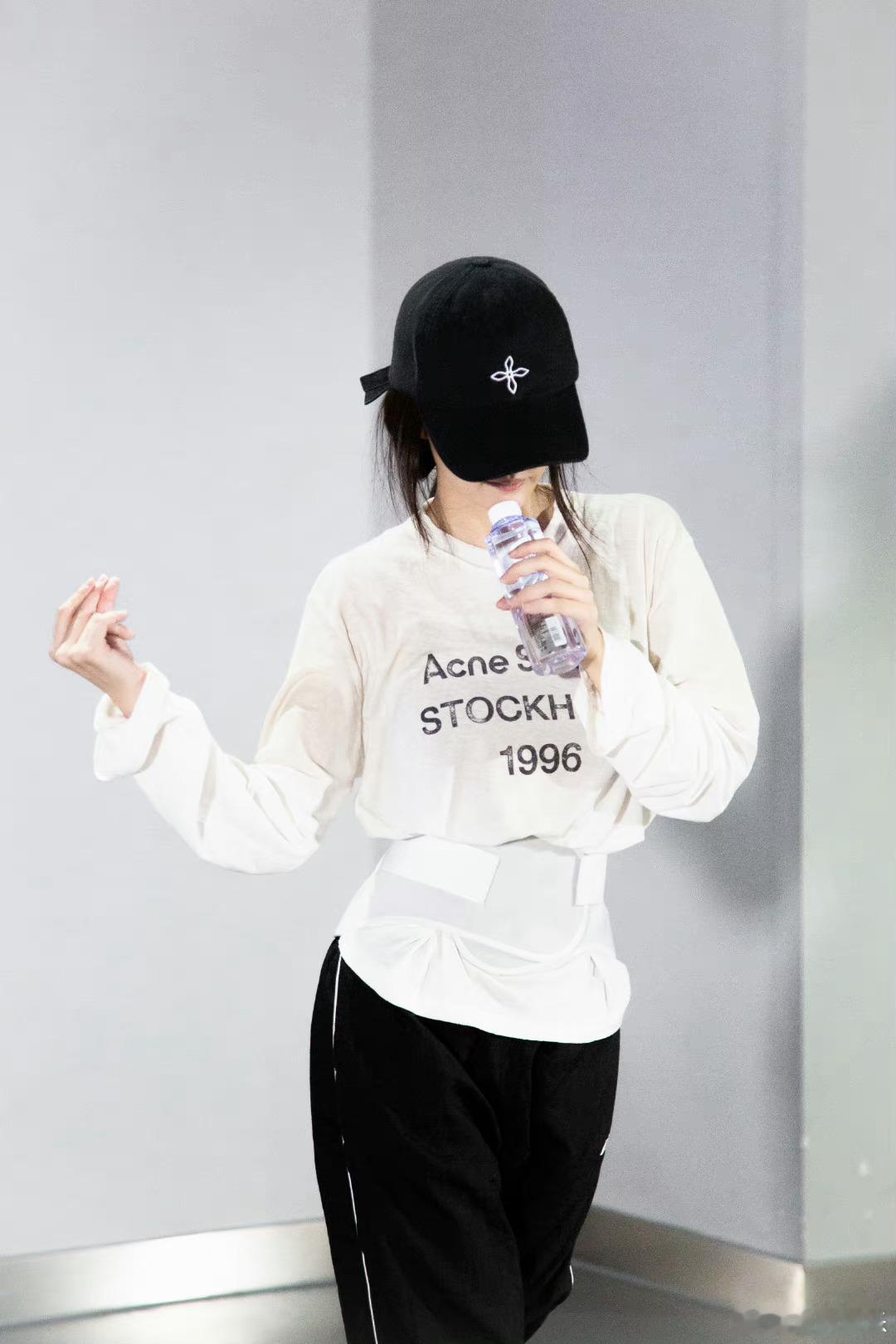 #白鹿练舞花絮照# 白鹿练舞花絮照，认真排面舞蹈的鹿鹿，新歌首唱会倒计时，明天不