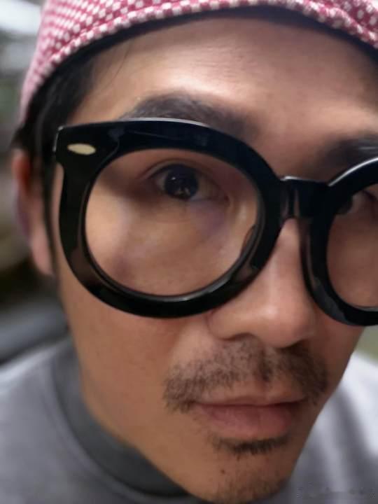 曹格 比我大20岁的都有机会曹格的舞台从来不让人失望，全开麦唱功依旧能打，转音丝