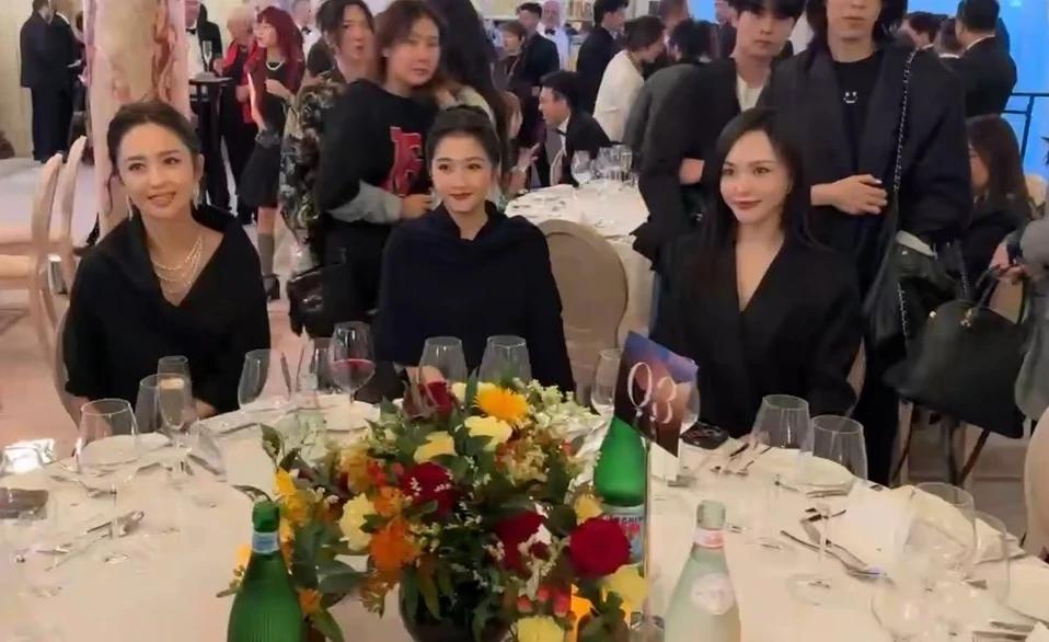 戛纳电影节
佟丽娅、关晓彤、唐嫣同框
哎呦喂，关晓彤坐C位哦
不过，从这个合影来