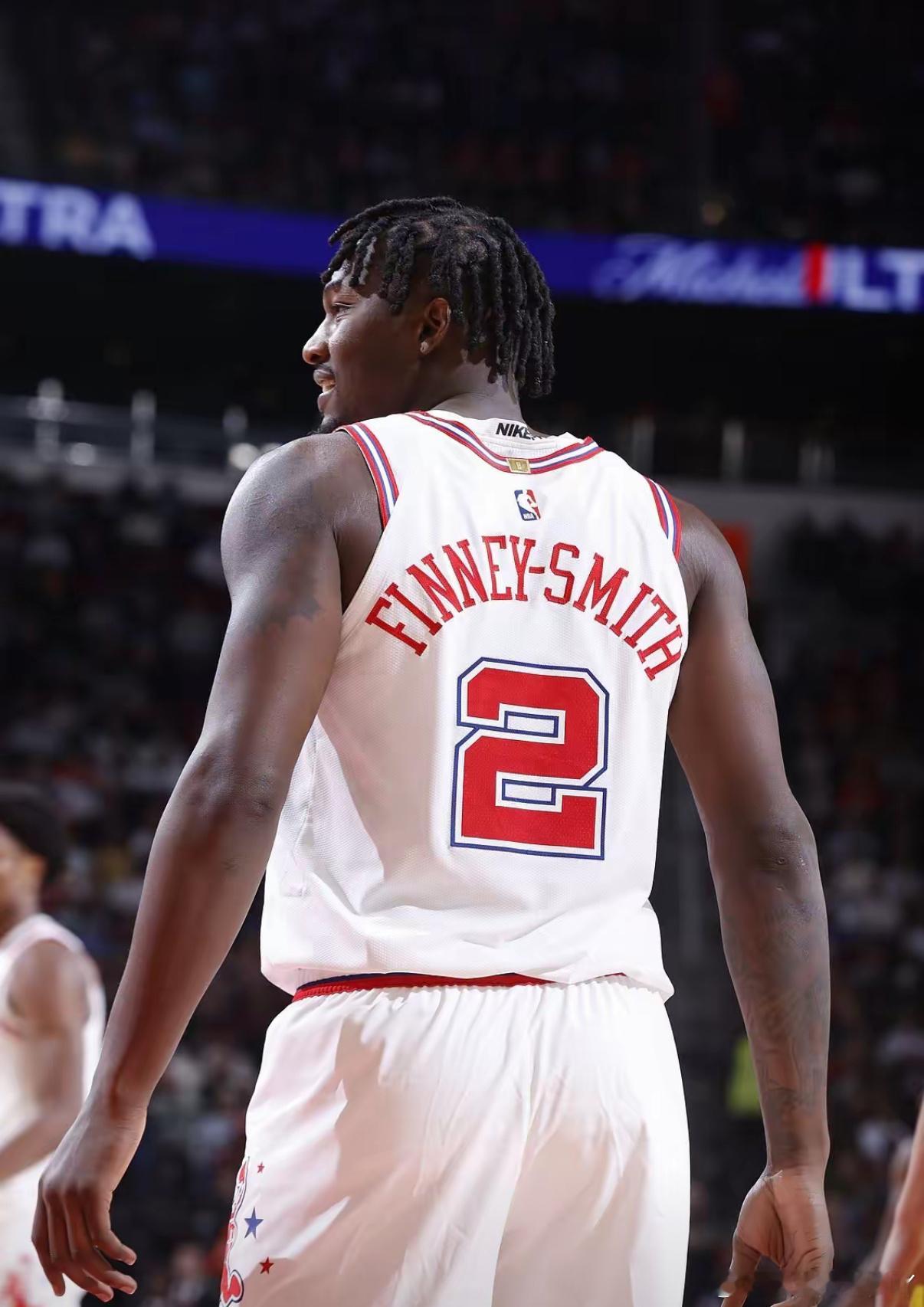 虽然火箭20分大胜爵士，但芬尼-史密斯却非常尴尬，原因很简单：1、芬尼-史密斯打