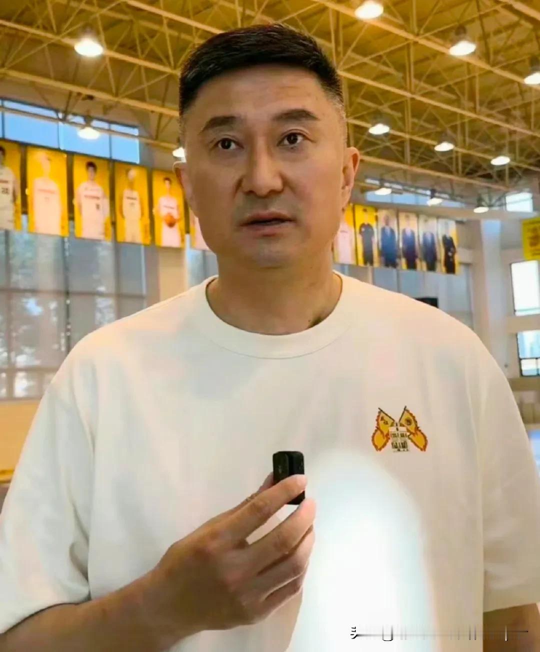 郭士强带男篮三队大胜黑熊队，杜锋得知后，定若有所思，承认4点郭导确实适合当男篮主