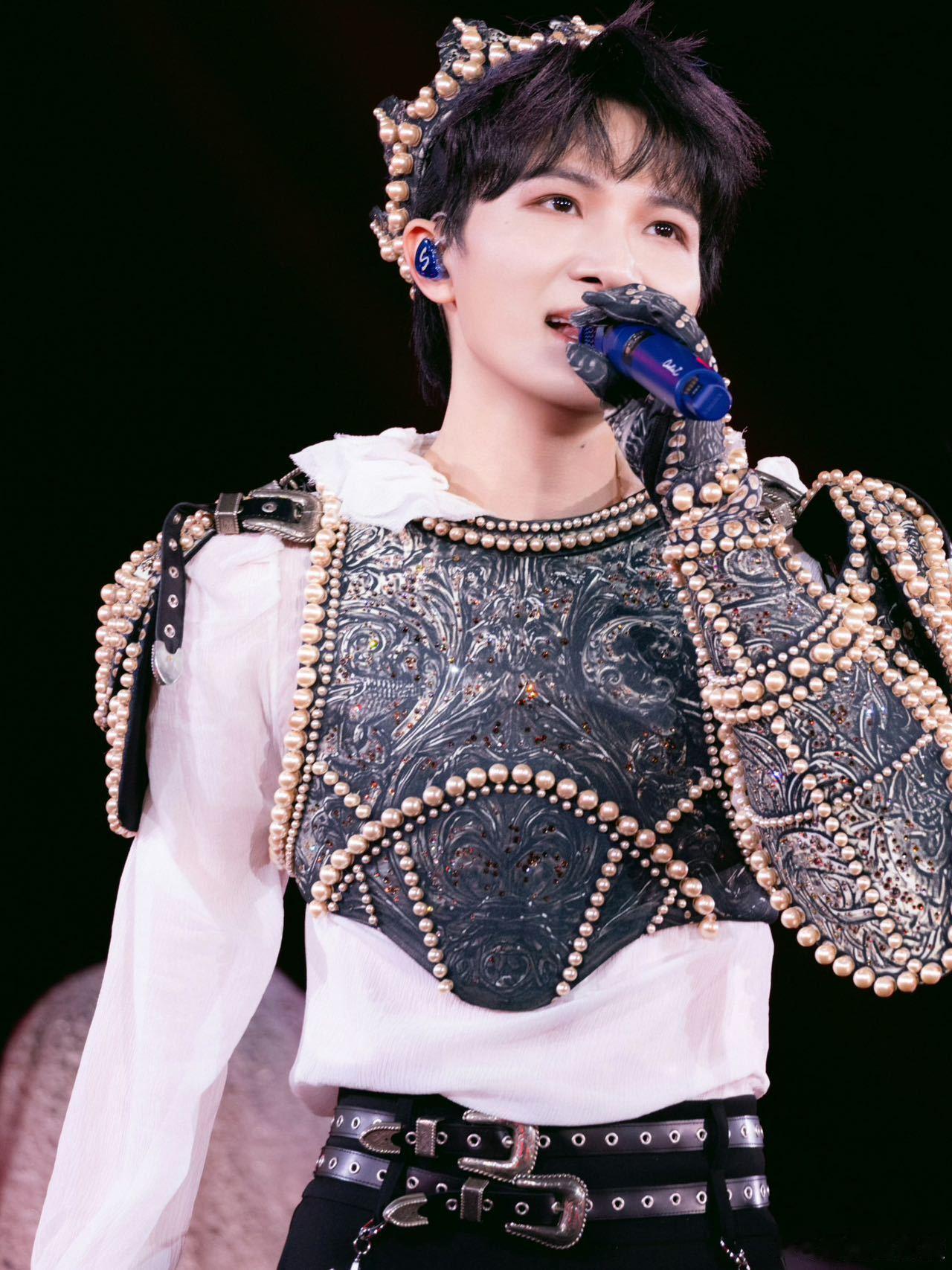 周深被茶餐厅包围了 谁懂！周深带茶餐厅美食登台，丝袜奶茶配鸡蛋仔，一句甜话直接戳