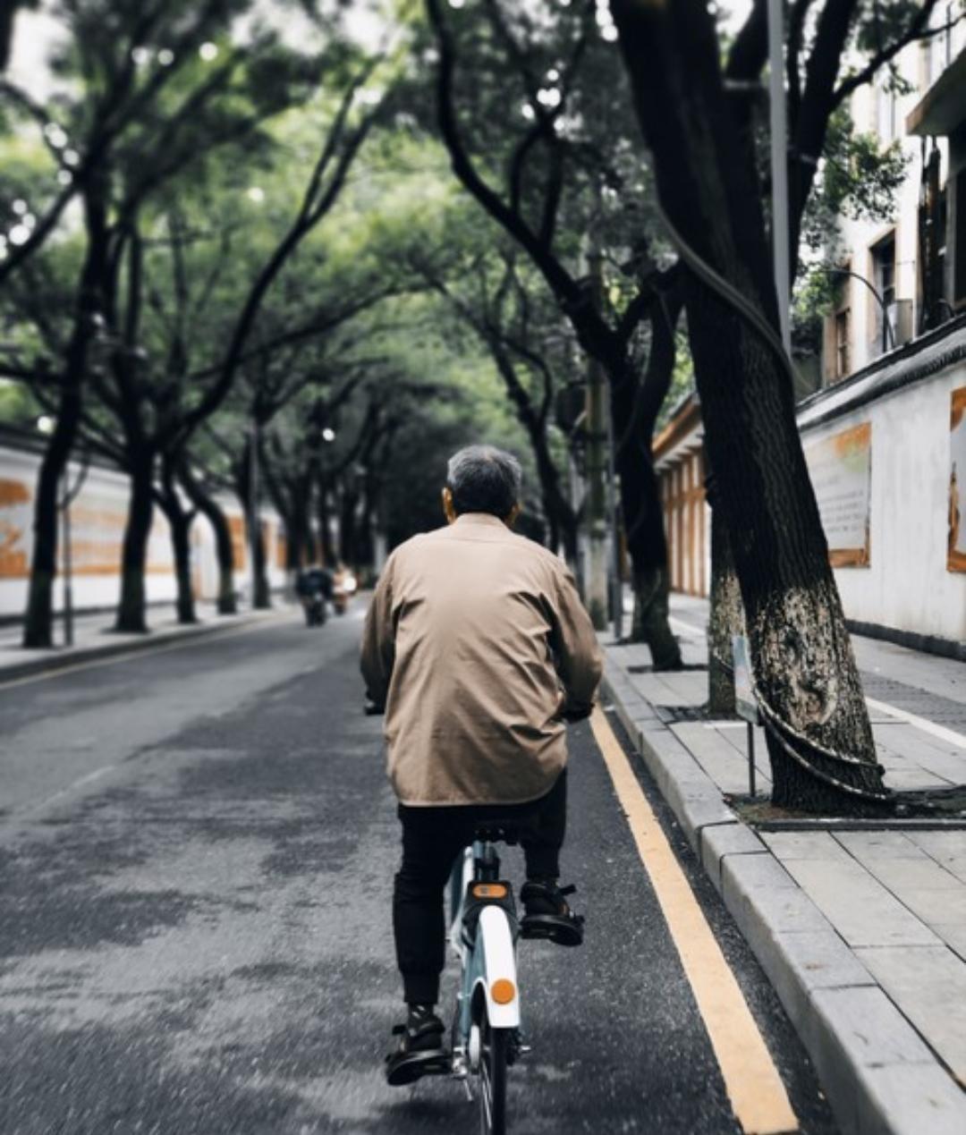 南京一位退休大姐把公交卡和旧单车玩成流量密码。
2024年秋天开始，她拍自己坐3