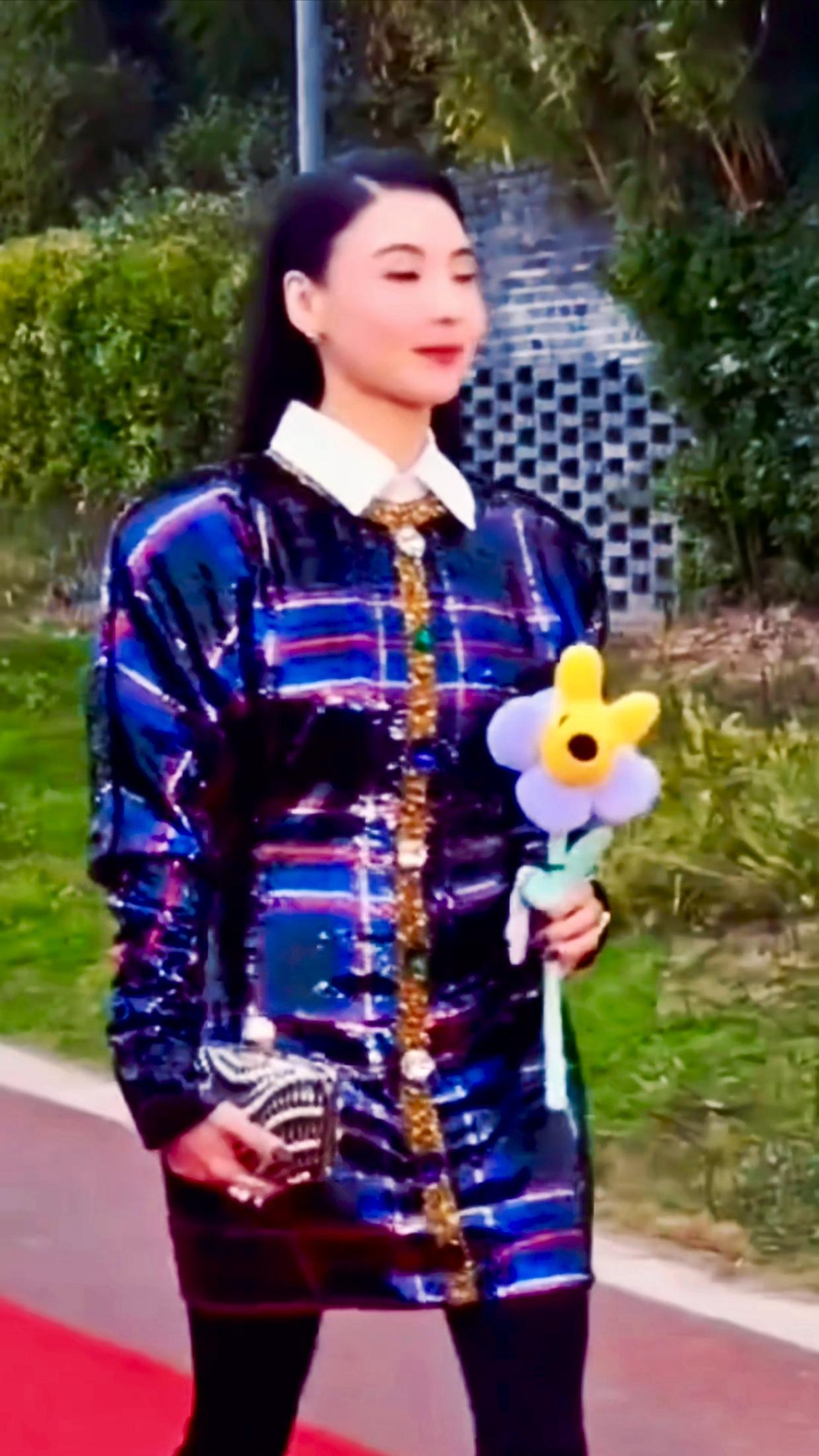 张柏芝在黑珍珠私宴的黑金造型与场合高度契合，优雅又飒爽，堪称成熟女性活动穿搭范本