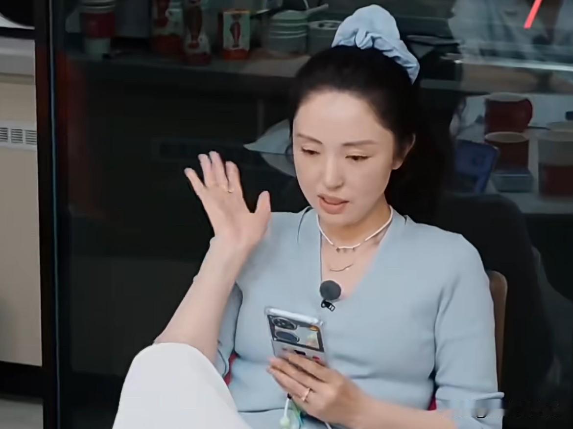 张维伊
我终于明白你为什么一副小心翼翼地样子了，看到姐姐当家讨论请发言人的这段简