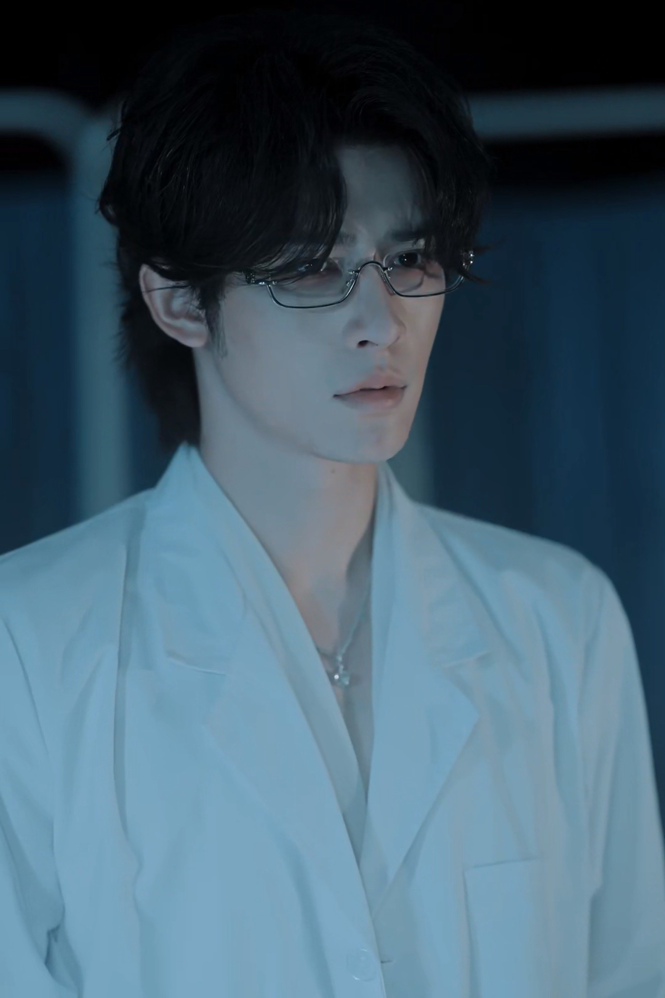 短国李栋旭出现了谁被申浩男的法医造型惊艳了？《这个法医有点冷》里他自带清冷气场，