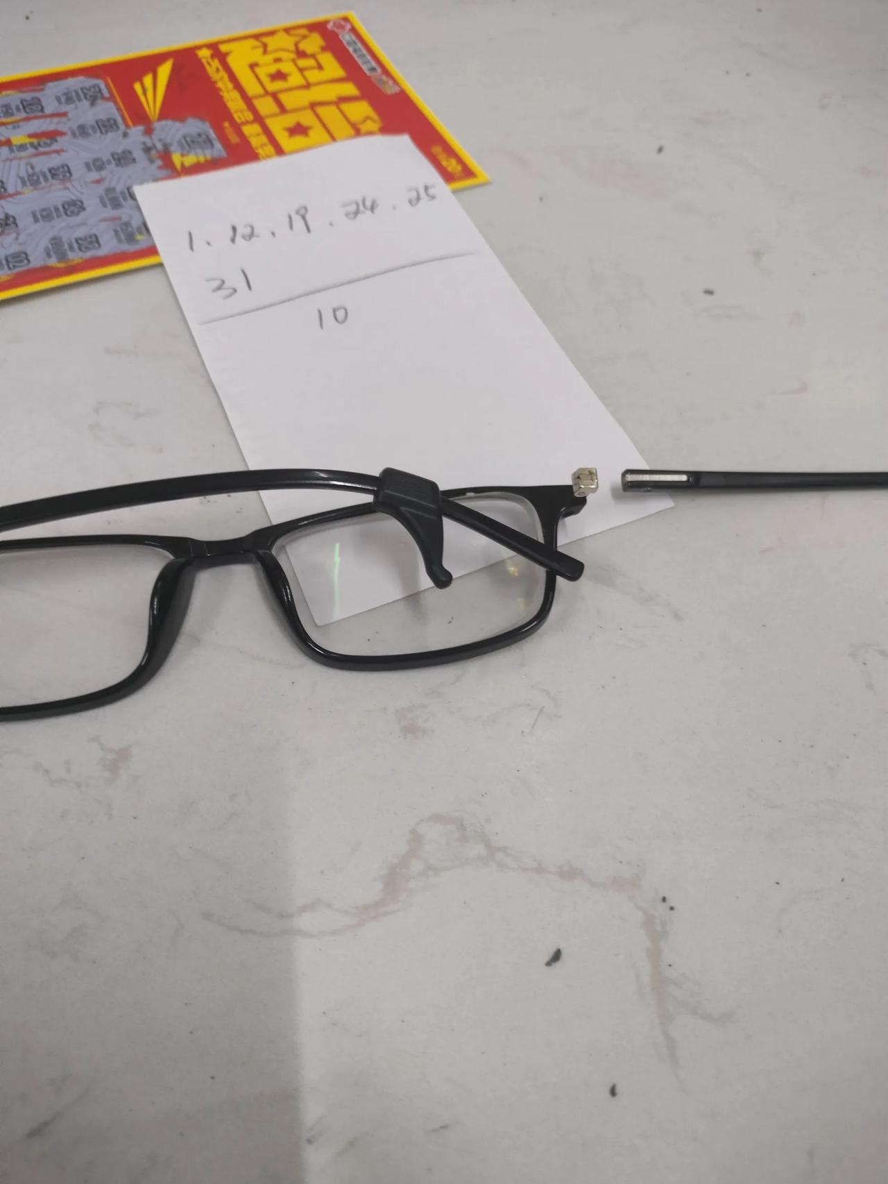 眼镜断了一条腿，大家是怎么处理的？
   昨天我的眼镜断了一边脚，是今年的第二次