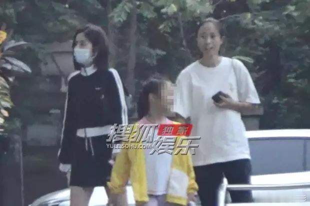 #颖儿和孙红雷老婆带娃聚会# 媒体拍到颖儿和孙红雷老婆带着各自的孩子聚会，没想到