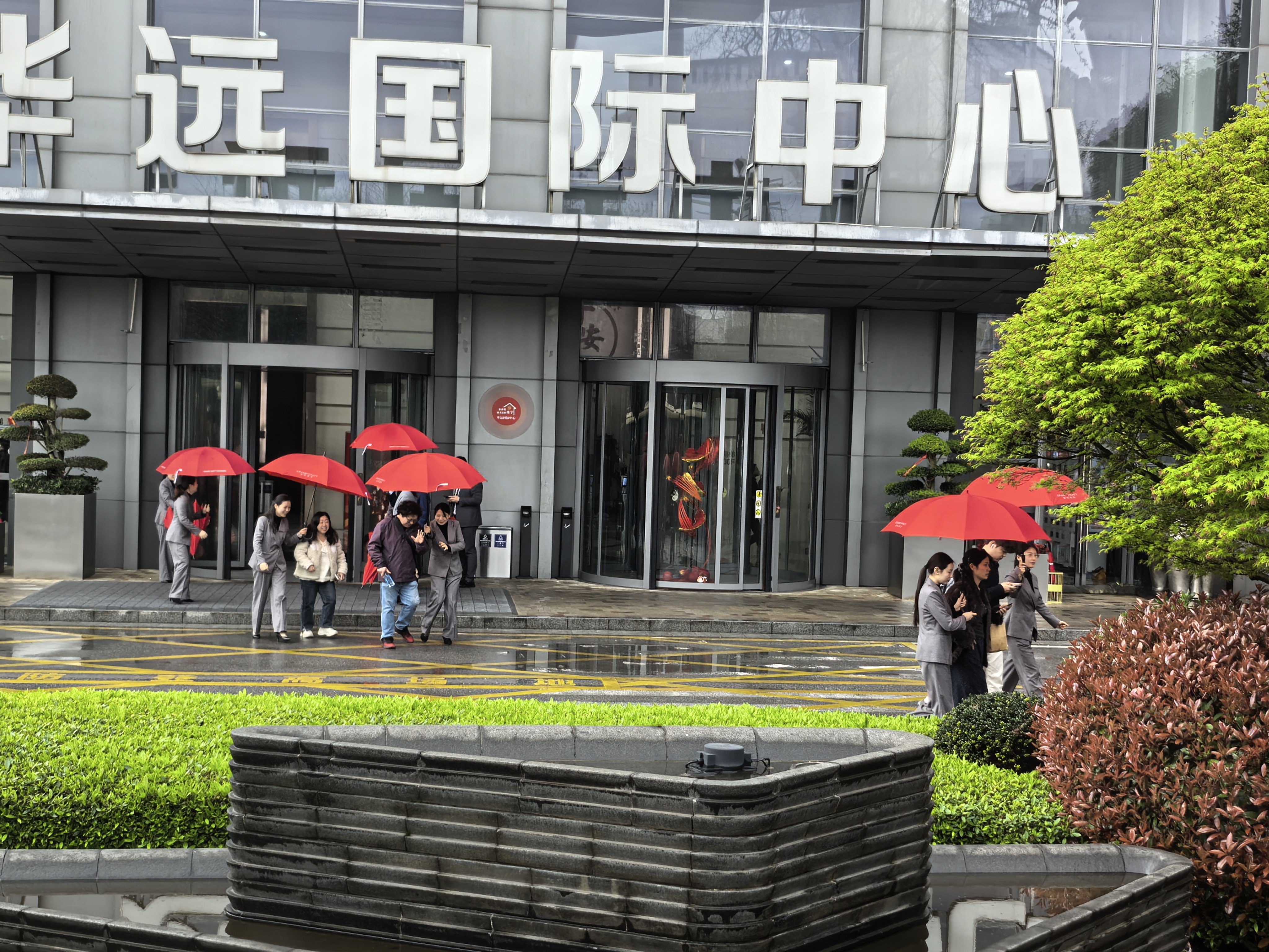 华为这服务真是天花板，媒体参加长沙春季发布会，遇到小雨，给打伞上车，惊呆了。当然