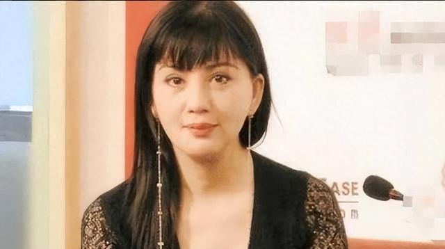 她是中国最“疯”美妇：20岁坐牢，47岁选美爆红，拍三级片却见克林顿，人生比剧本