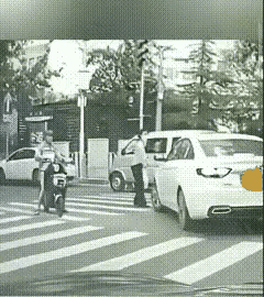 白车犯了两个错误，一是应该礼让行人，女子走的是斑马线，车让人是交法规定的。

二