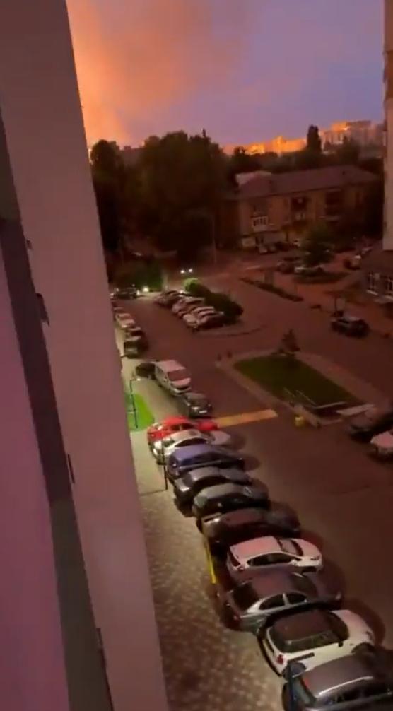 最新消息基辅一处弹药库或防空阵地似乎被摧毁。视频显示导弹爆炸清晰可见。在俄罗斯伊