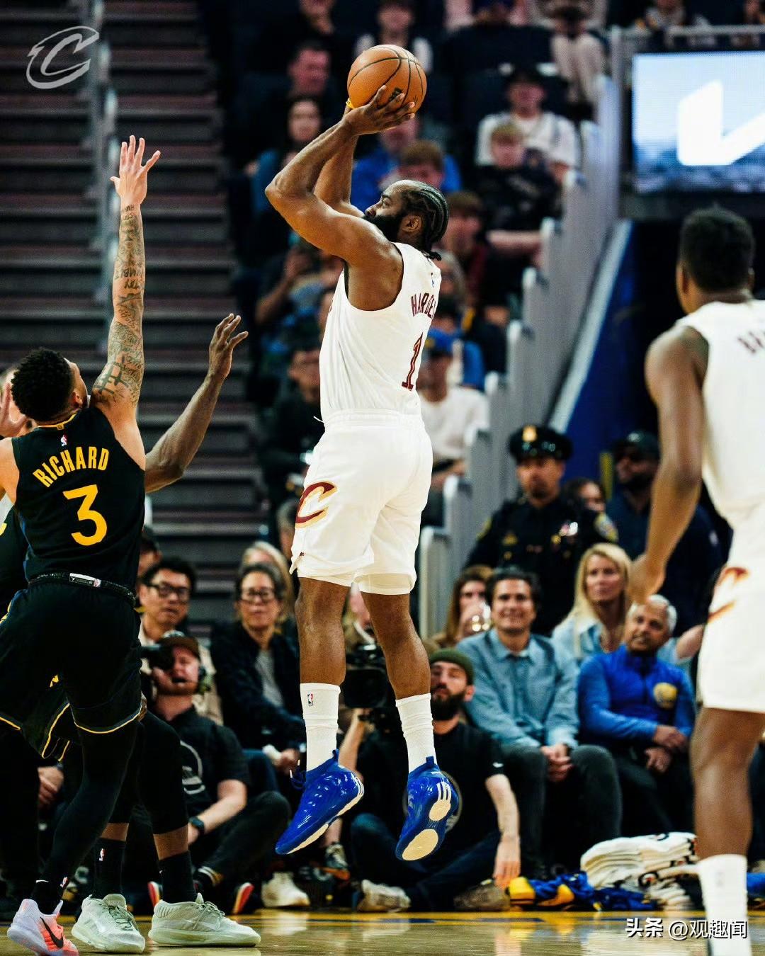 骑士对勇士提不起性趣！吊着打勇士

全程打得游刃有余，完全没把这场对决当硬仗，实