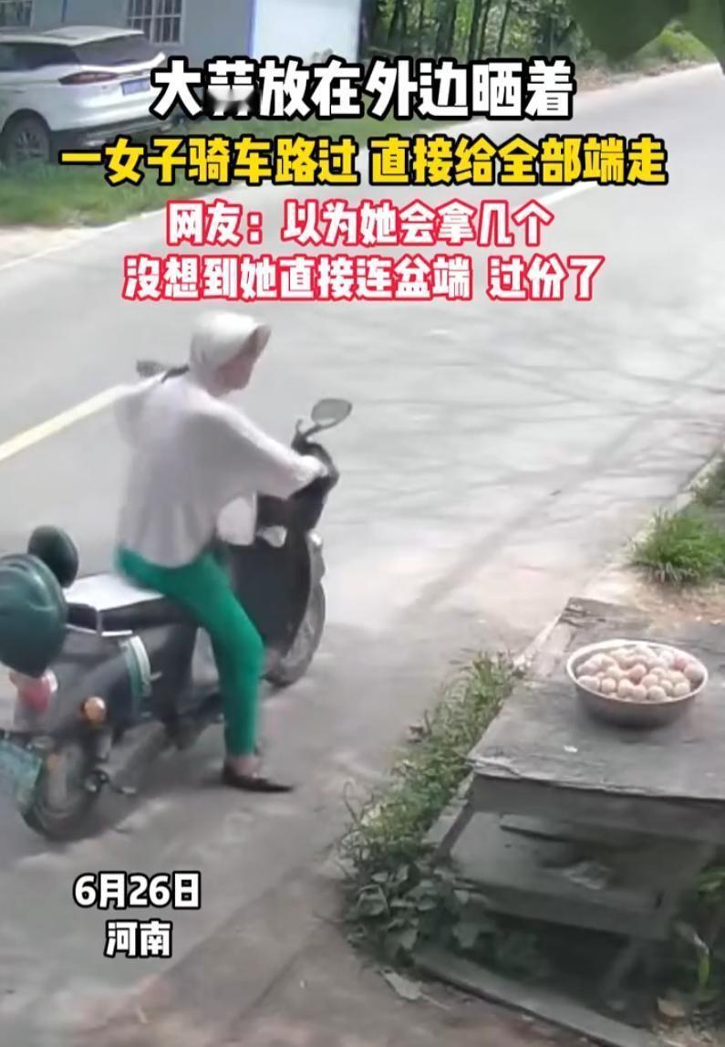 这是活不起了吗？近日，河南一户人家把一盆大蒜搁家门口晾晒，结果一下午的功夫，连盆