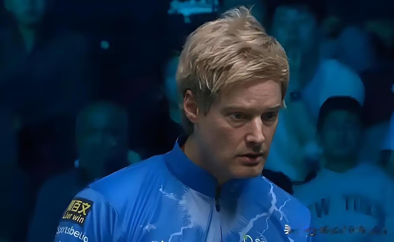 罗伯逊，塞尔比谁能晋级决赛
北京时间11月16日凌晨三点，2025年斯诺克冠中冠