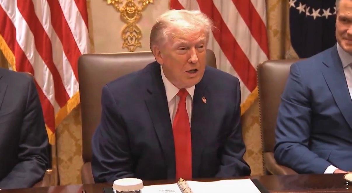 ‼️特朗普粉碎左媒“上班睡觉”谎言：“我们不会把所有人的意见都听一遍，因为上次我