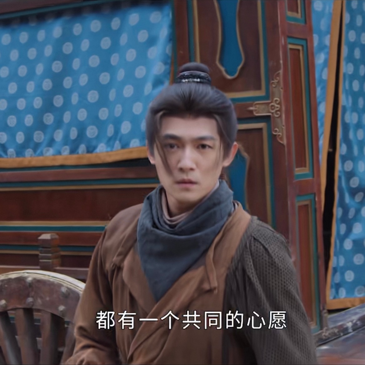 你们两个人中有两个人很丑 