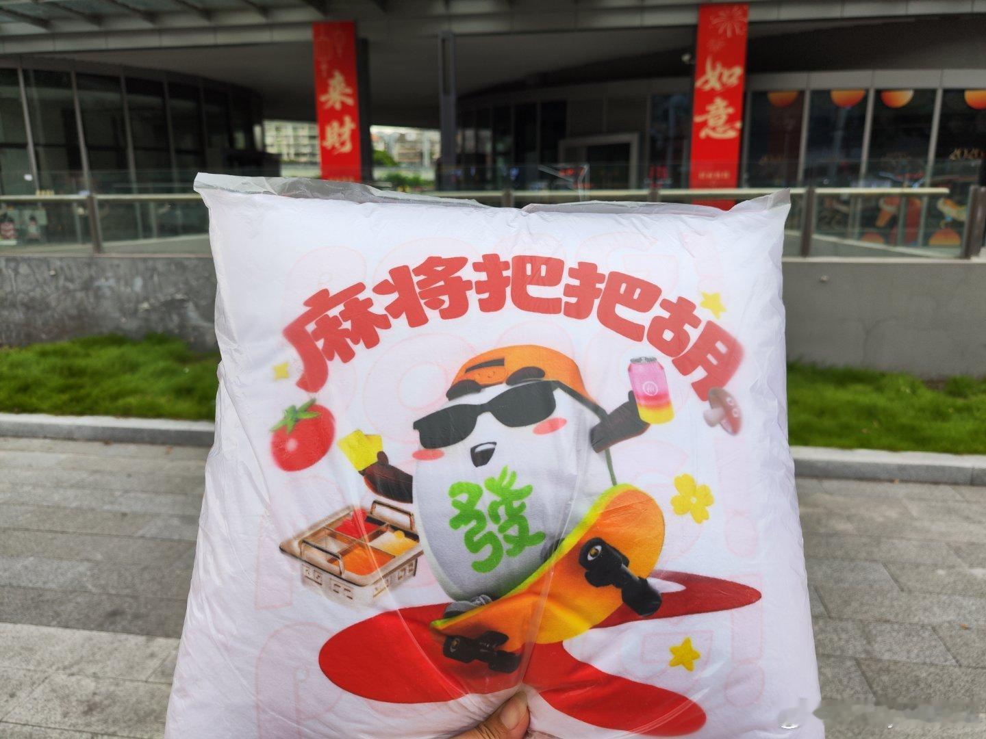 托高考生的福，吃了一顿XX捞，以提供情绪价值著称，每个步骤都有服务，芭乐沙冰最惊